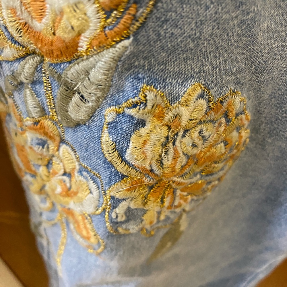 Women's High Rise Floral Embroidered Jeans - Picture 4 of 7